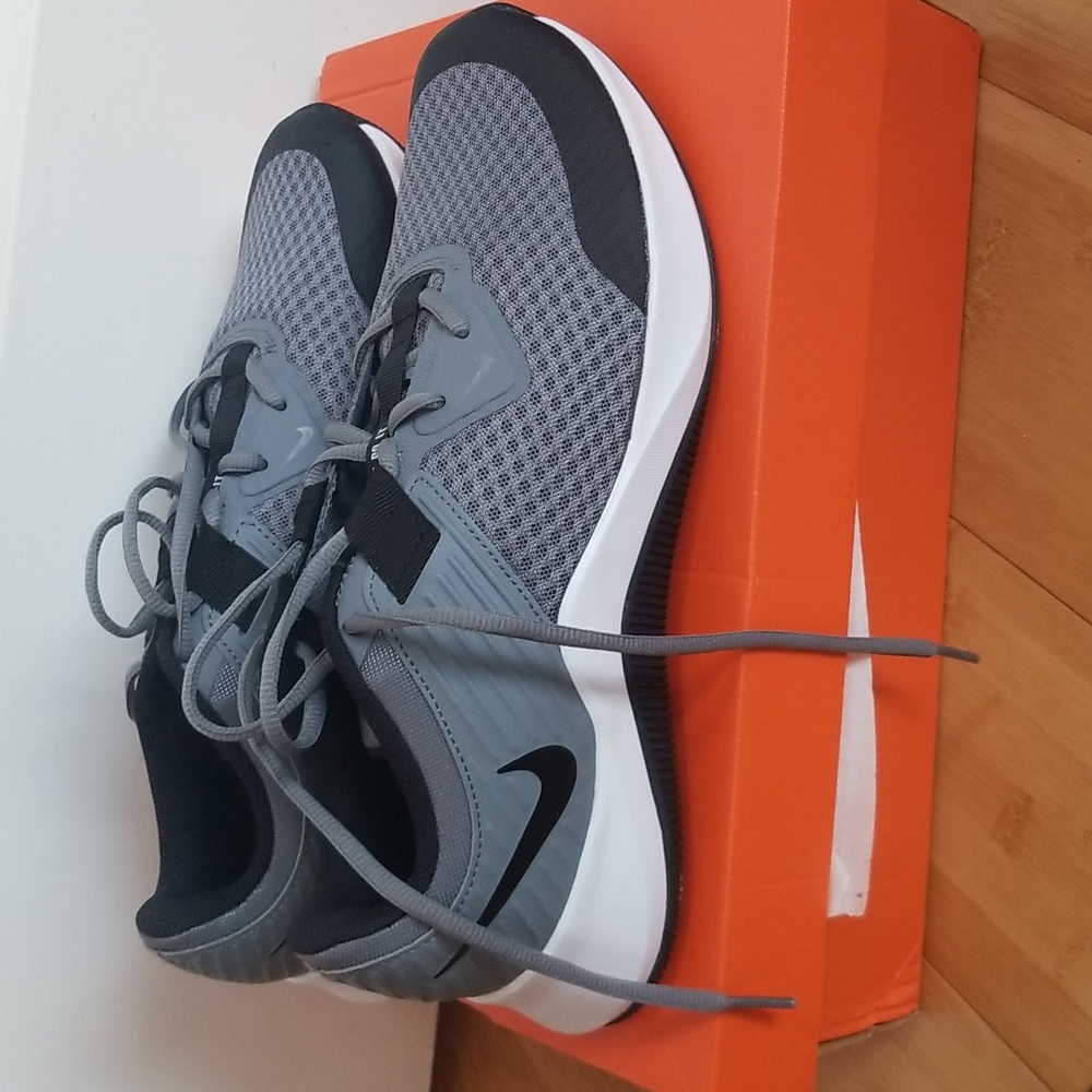 Mens NIKE MC Trainers Size 10.5  NEW